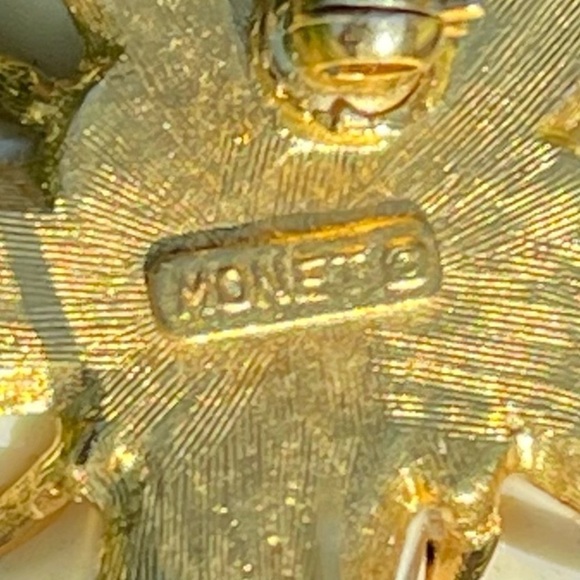 VINTAGE Signature Monet White/GoldTone Flower & Stems Brooch Pin - Picture 8 of 8